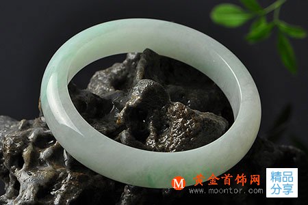 
	糯種翡翠該如何保養
