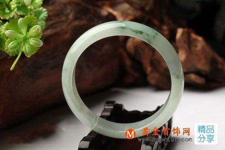 
	不同款式的翡翠手鐲寓意及其選購要點

