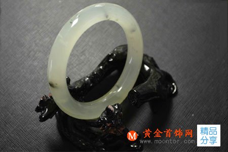 
	翡翠玉手鐲應該怎么戴
