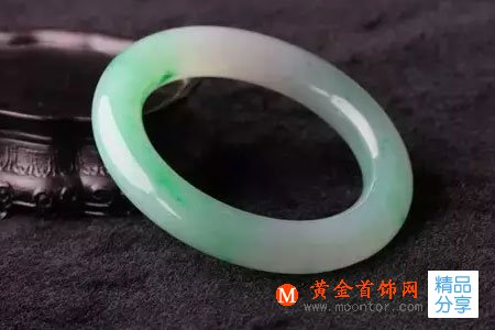
	翡翠玉手鐲應該怎么戴
