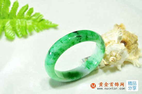 
	翡翠手鐲什么樣的好？怎樣挑選翡翠手鐲？
