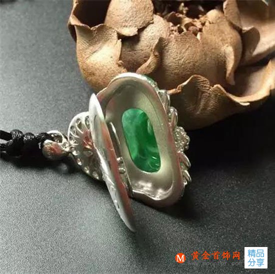 
	翡翠鑲嵌封底的優劣性
