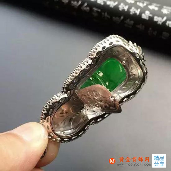 
	翡翠鑲嵌封底的優劣性
