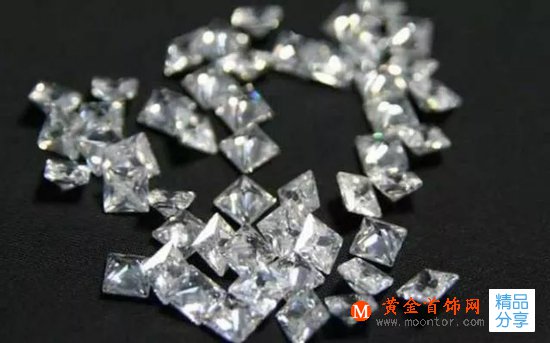 
	4種常見鉆石替代品有啥不同：鋯石、白藍寶、莫桑石、水鉆
