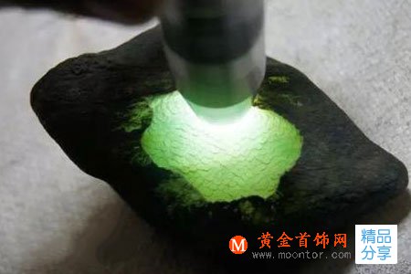 
	如何使用手電筒鑒別翡翠？
