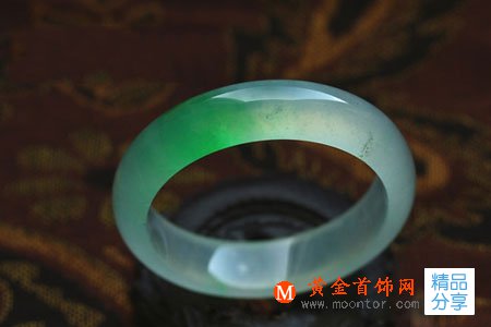 
	如何挑選和修復翡翠手鐲
