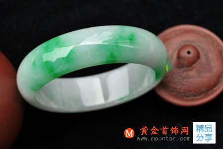 
	如何挑選和修復翡翠手鐲
