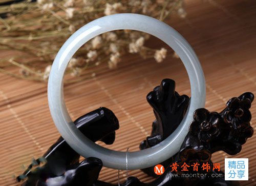 
	經常佩戴翡翠有何好處？如何保養翡翠？
