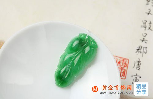 
	經常佩戴翡翠有何好處？如何保養翡翠？
