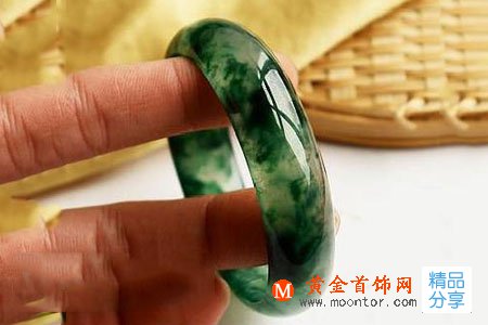 
	為什么有的翡翠越戴越綠 有的越戴越黑？
