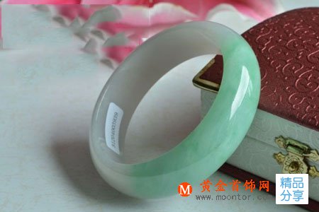 
	為什么有的翡翠越戴越綠 有的越戴越黑？
