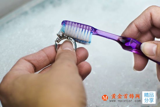
	冬日購買指南：如何清洗珠寶
