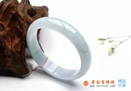 
	買玉鐲最怕有裂！但該如何檢查？

