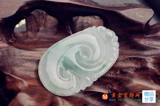 
	翡翠帶久了發黃的原因是什么？
