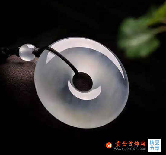 
	翡翠帶久了發黃的原因是什么？
