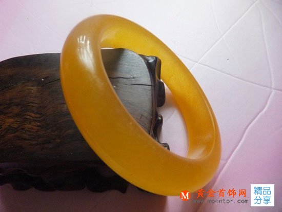 
	美女戴玉鐲應該戴在哪只手最合適
