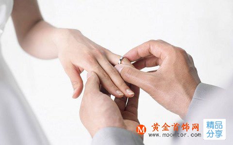 
	你的鉆戒多久洗一次？洗手的時候應該摘下來嗎？
