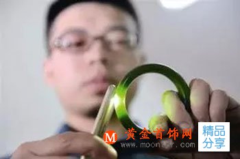 
	浮與沉 一碗鹽水辨真假蜜蠟
