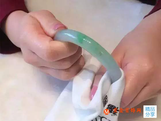 
	翡翠手鐲戴不進去，取不下來？ 看完一定行！
