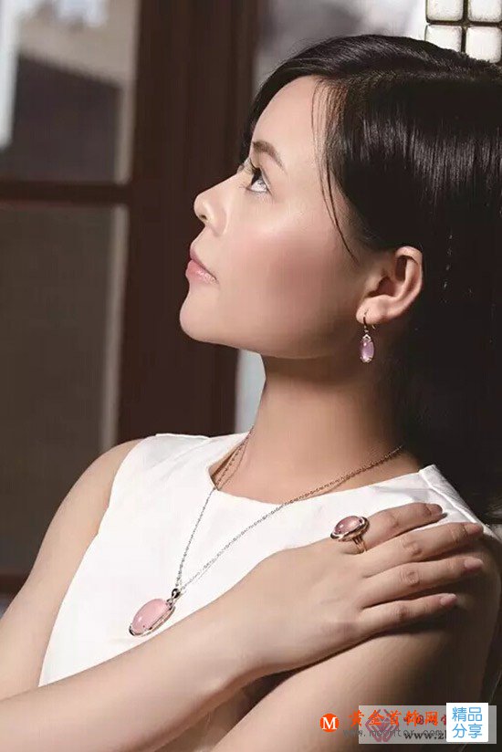 
	春天來啦，戴對芙蓉石迎桃花！
