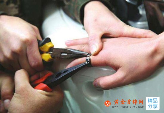 
	戒指卡手取不下來了怎么辦？
