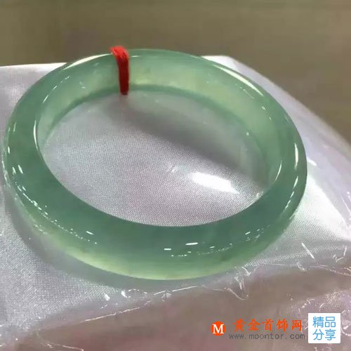 
	為什么翡翠手鐲用塑料紙包用紅線系？原來是這樣！
