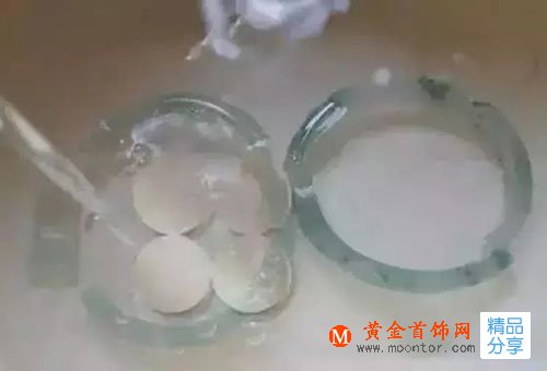 
	偽專家告訴你翡翠可以冷藏，結果悲催了
