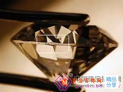 
	鉆石的腰棱是什么？腰棱對鉆石有什么影響？
