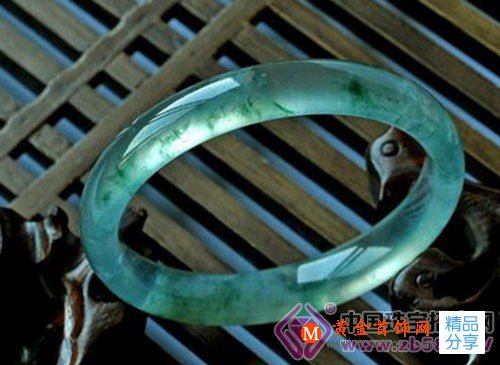 
	談一談冰種飄花翡翠
