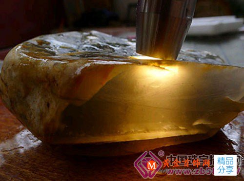 
	石英巖玉的價格怎么樣？如何鑒別石英巖玉？
