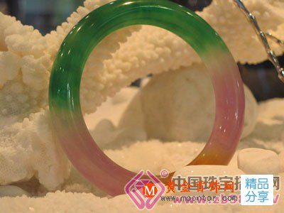 
	翡翠只要沾上這個顏色，價格就噌地就上去了
