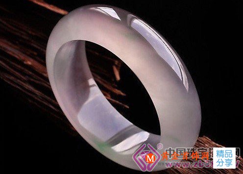 
	翡翠只要沾上這個顏色，價格就噌地就上去了
