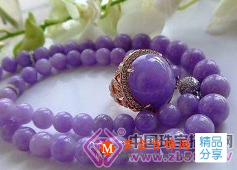 
	翡翠只要沾上這個顏色，價格就噌地就上去了
