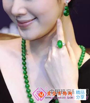 
	翡翠如何能越戴越綠？
