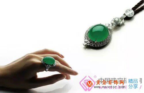 
	翡翠如何能越戴越綠？
