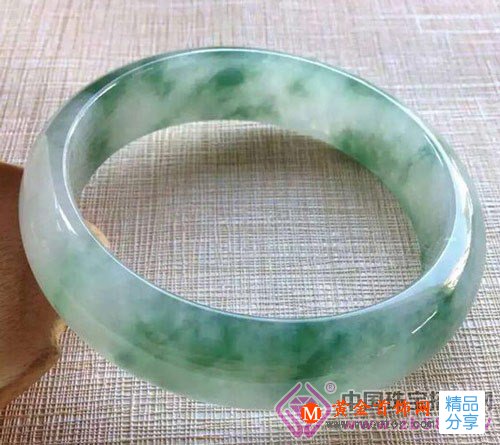 
	可以佩戴翡翠手鐲洗澡嗎？
