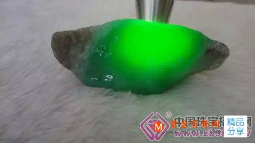 
	揭秘!翡翠在何時傳入中原
