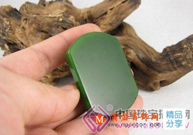 
	和田碧玉和翡翠的區別在哪里
