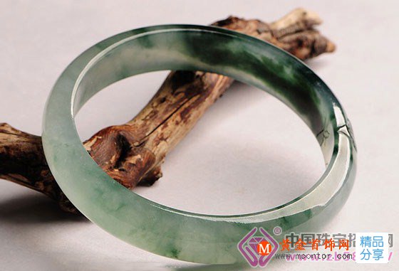
	翡翠怎樣才能越戴越綠？
