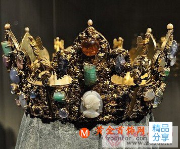 
	彩色寶石在選購時應著重考慮其凈度指標
