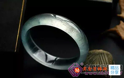 
	翡翠手鐲，淺笑輕顰
