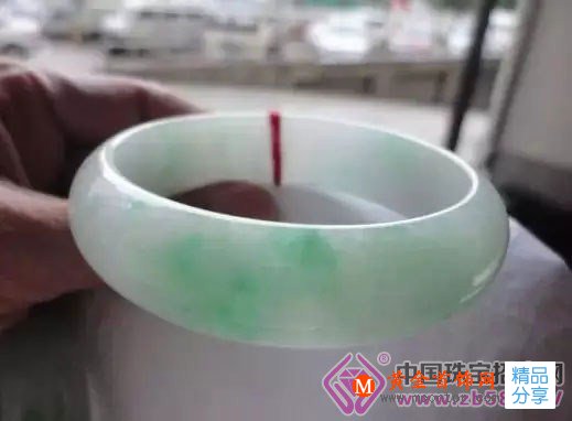 
	【翡翠攻略】一定要記住：燈下不觀玉！！
