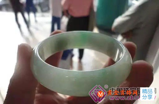 
	【翡翠攻略】一定要記住：燈下不觀玉！！
