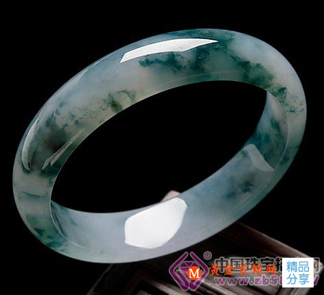 
	翡翠手鐲應該怎么戴？戴在哪一只手？如何保養？
