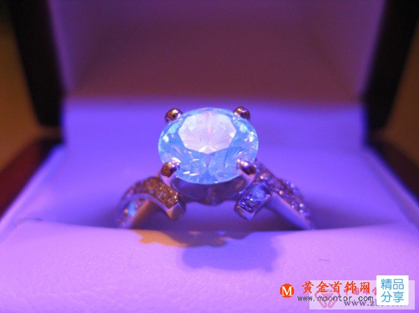 
	裸鉆的熒光是什么
