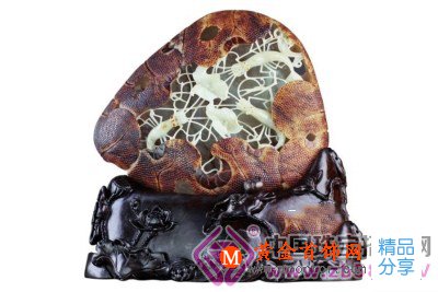 
	玉雕大師玉皮上開洞掏空內部雜質
