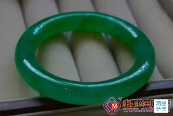 
	專業指導：翡翠手鐲怎樣估價！【圖解對比】
