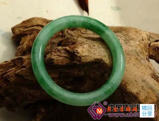 
	洗澡可以配戴翡翠嗎？
