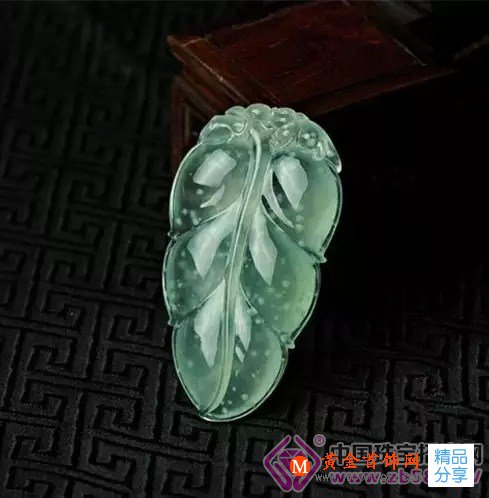 
	今天我，寒夜里看雪飄過！翡翠飄雪花
