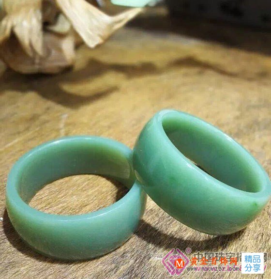 
	碧玉中的黑馬“鴨蛋青”
